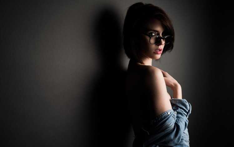 Девушка в очках и рубашке