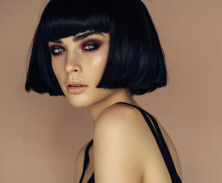 Даша Астафьева каре с прямой челкой