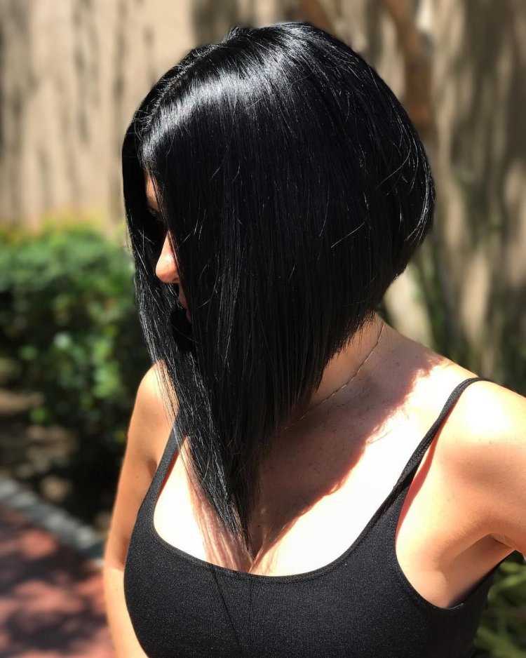 Брюнетка с каре