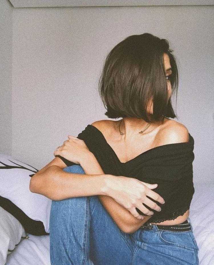 Девушка с каре без лица