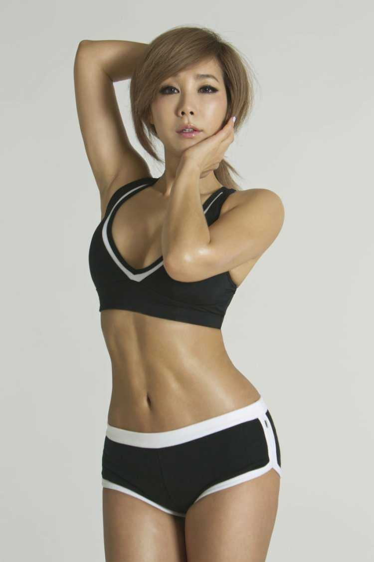 Raon Lee в купальнике