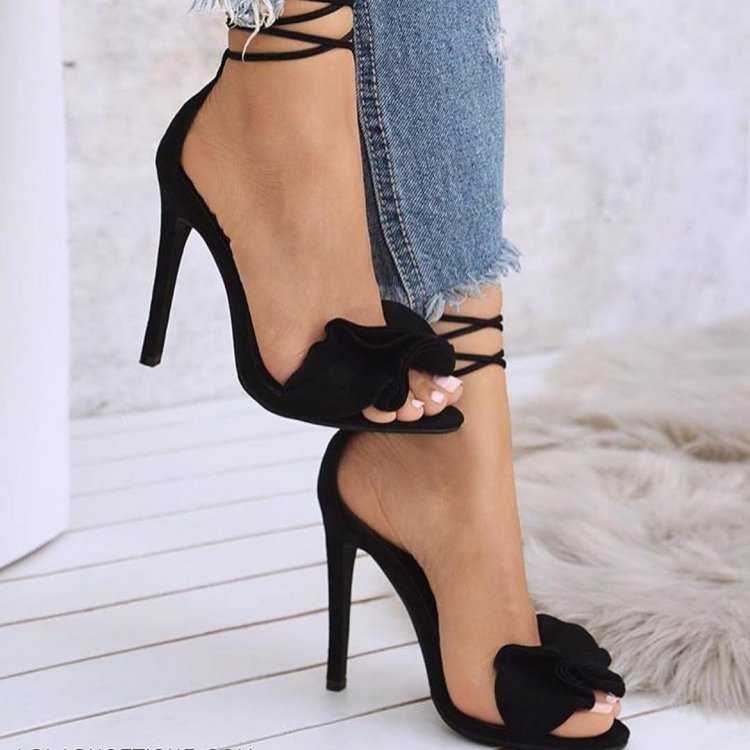 Женские ноги в туфлях