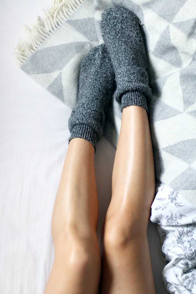 Красивые ноги в носках