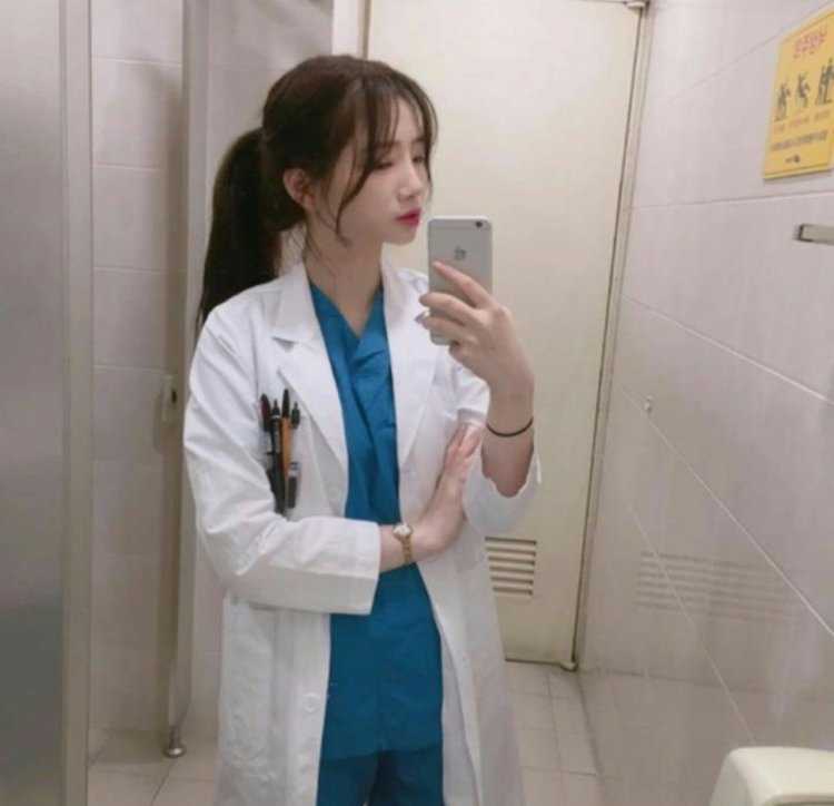 Кореянка в медицинском халате