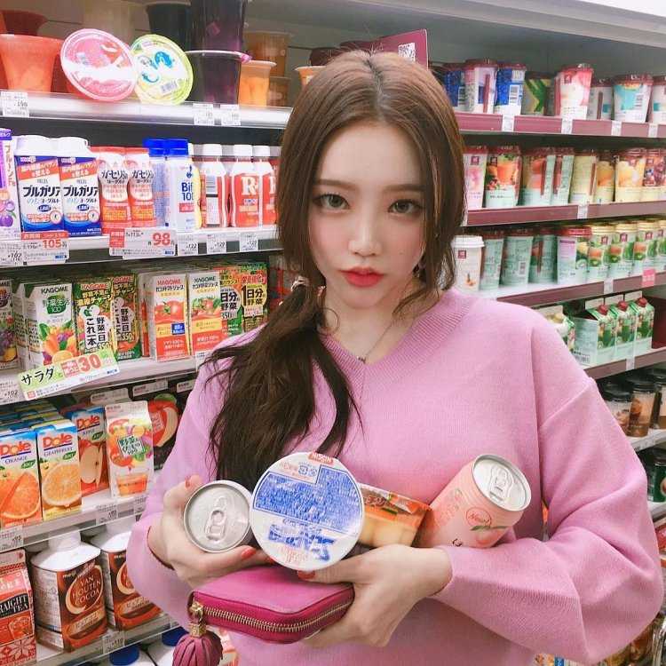 Кореянка с едой