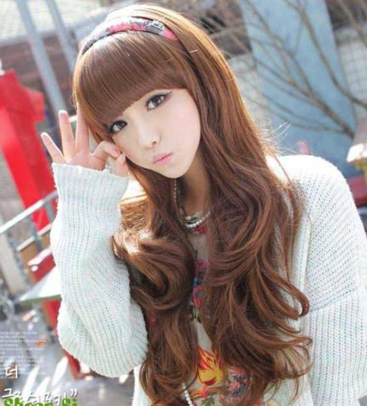 Красивая японка с длинными волосами