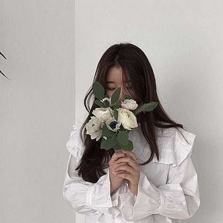 Кореянка с цветами