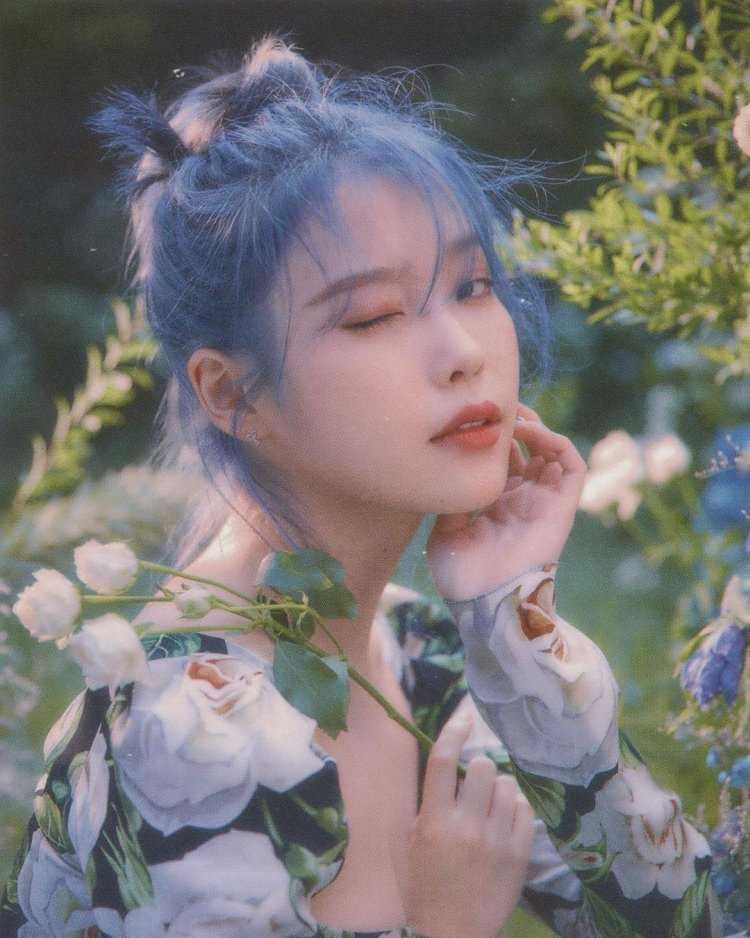 Кореянка с цветами эстетика9