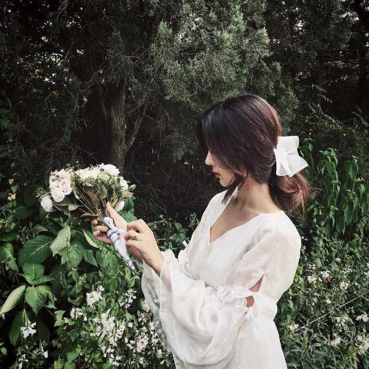 Кореянка с цветами