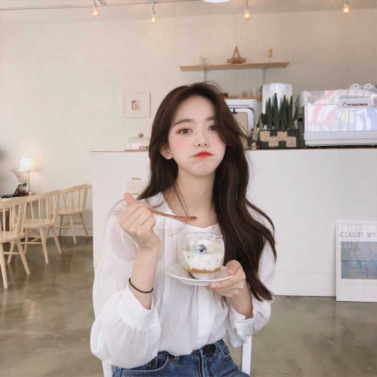 Корейская девушка в кафе
