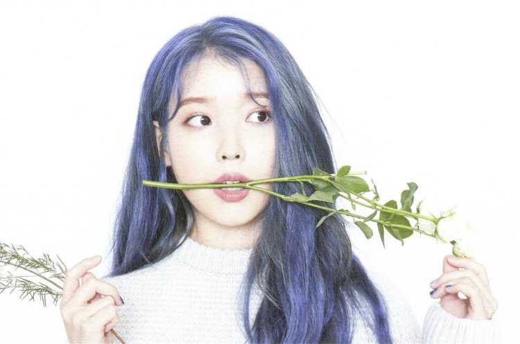 IU певица с синими волосами