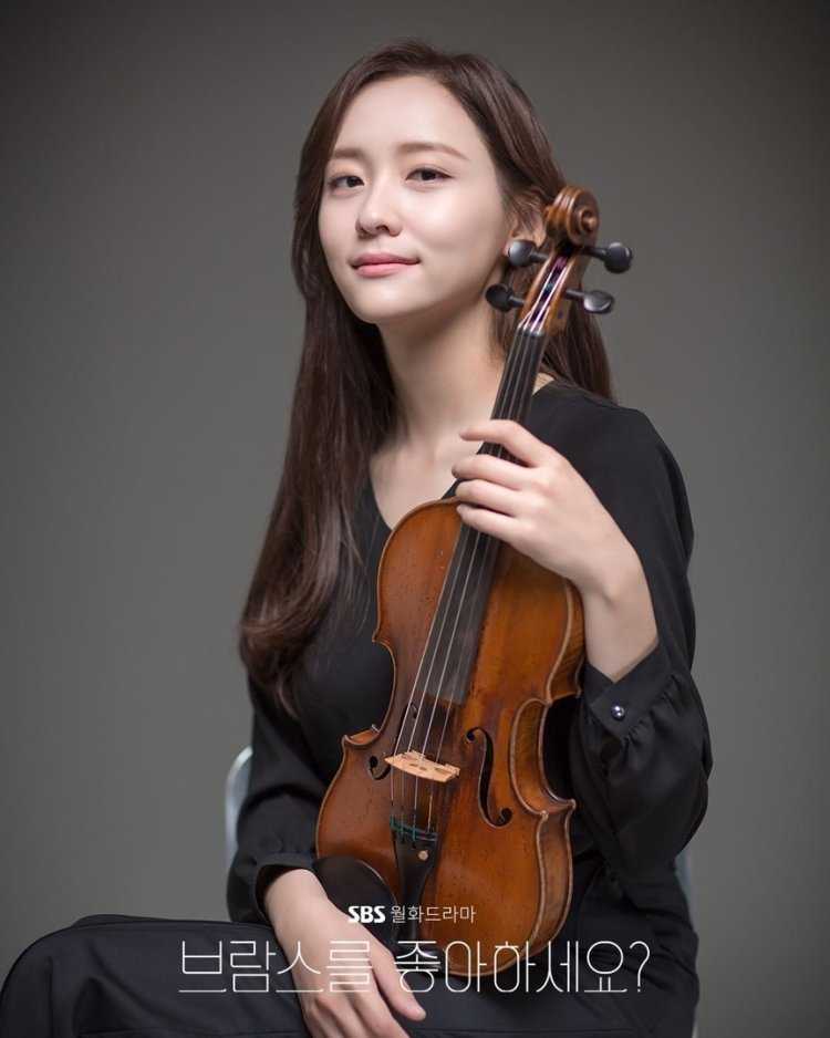 Кореянка скрипачка11