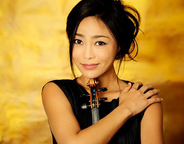 Кореянка играет на скрипке