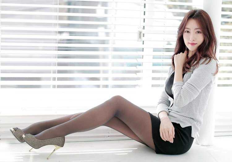 Корейская красавица в колготках