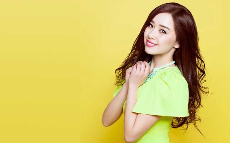 Кореянка на однотонном фоне