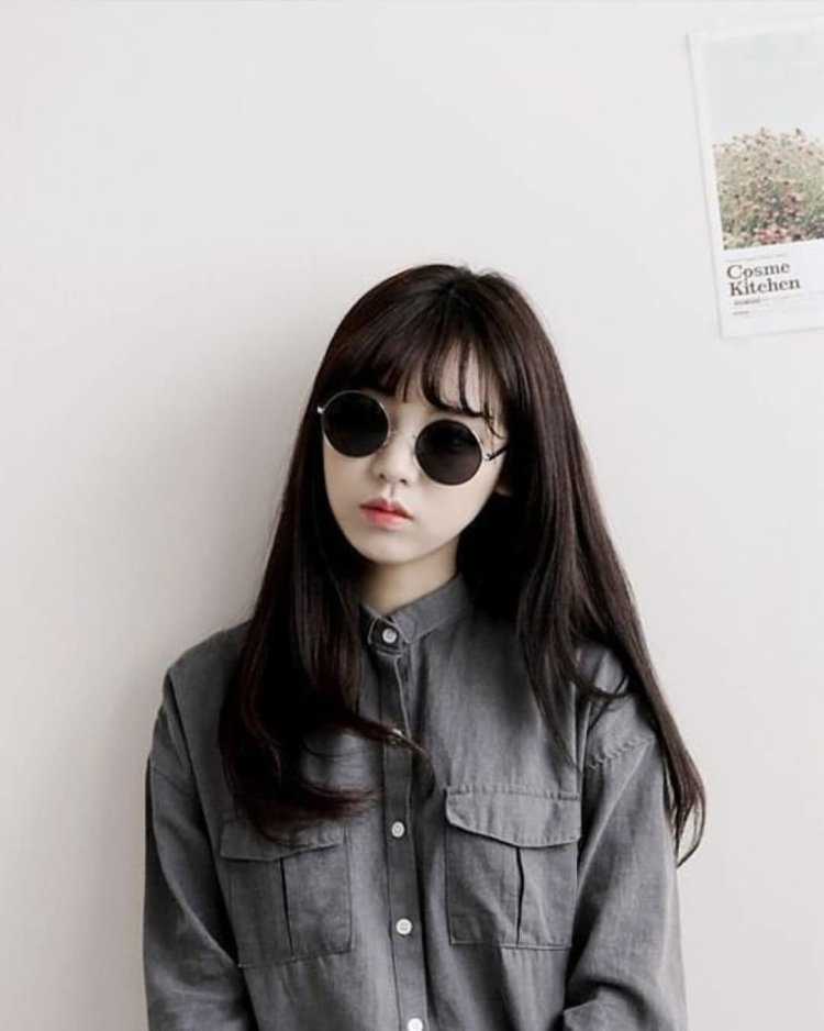 Кореянка в очках с черными волосами