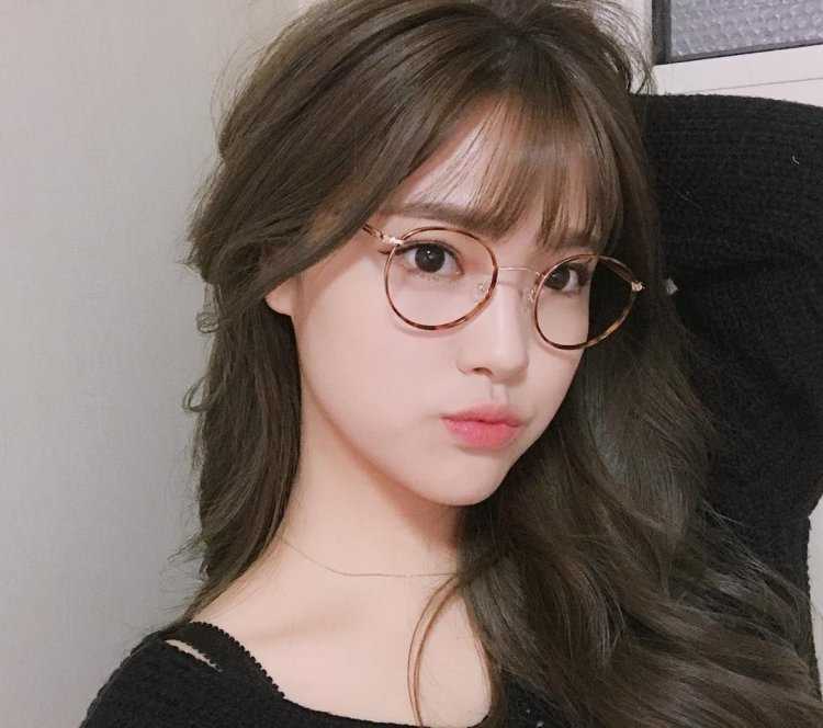 Кореянка в круглых очках