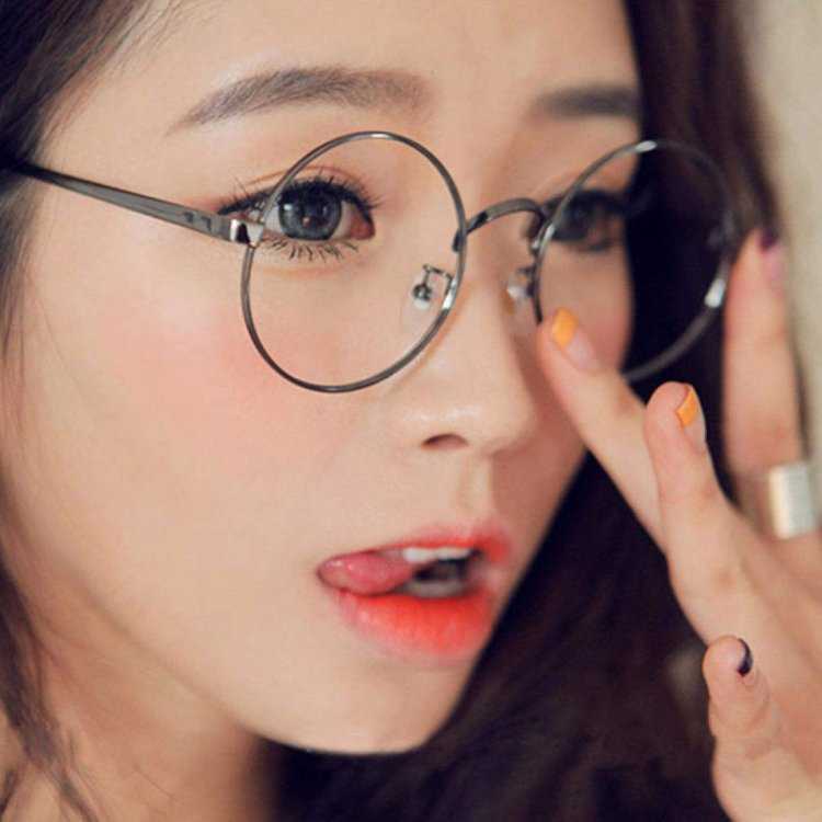 Кореянка в круглых очках