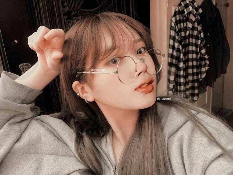 Милые кореянки с очками на носу