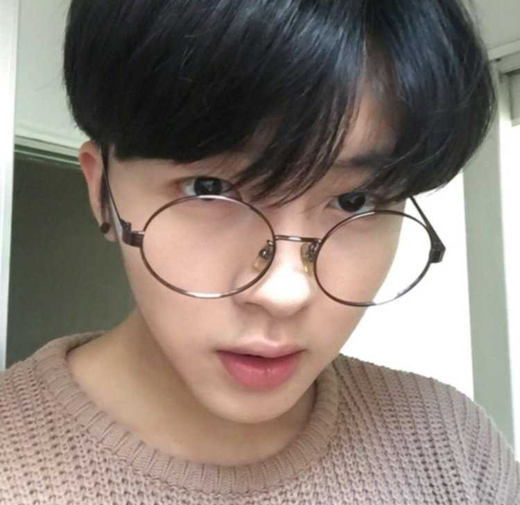 Корейцы парни в очках