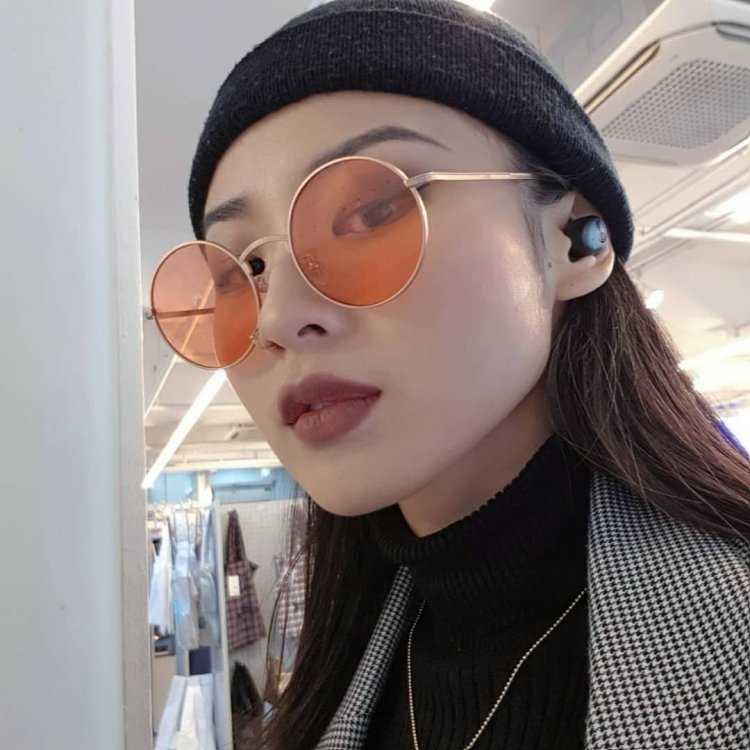 Кореянка в круглых очках