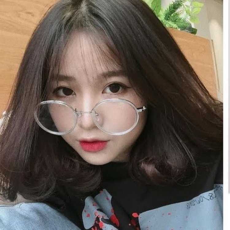Красивая кореянка с очками