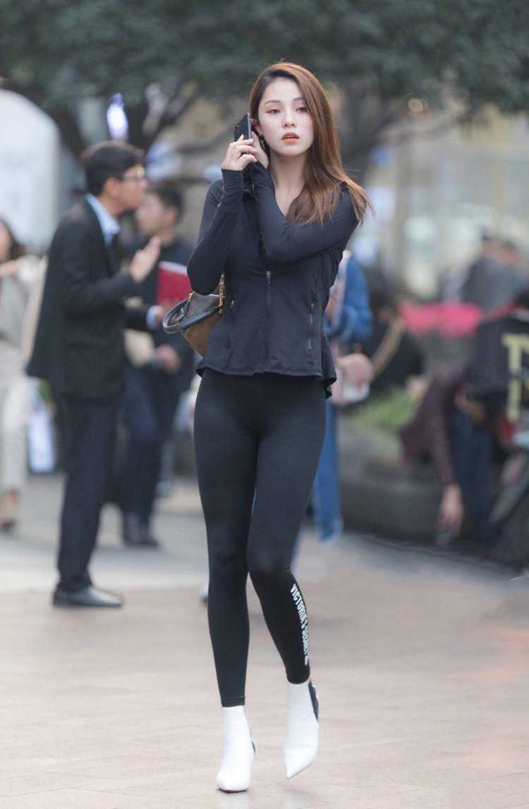 Девочка в леггинсах растяжка