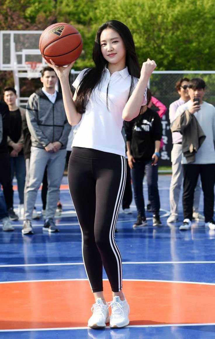 Клара Линдблом в леггинсах