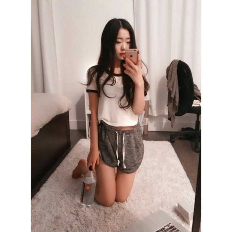 Селфи кореянки в шортах