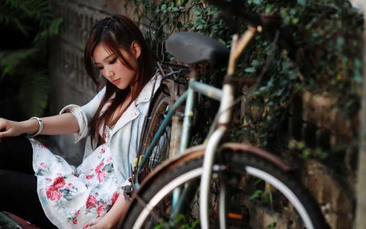 Японка на велосипеде