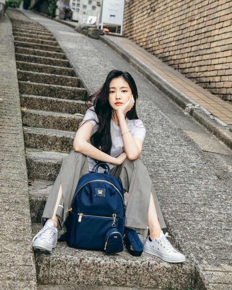 Кореянка в городе