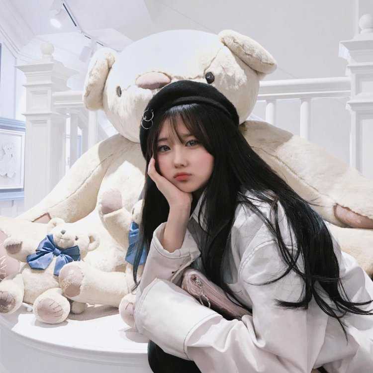 Корейская девушка с игрушкой