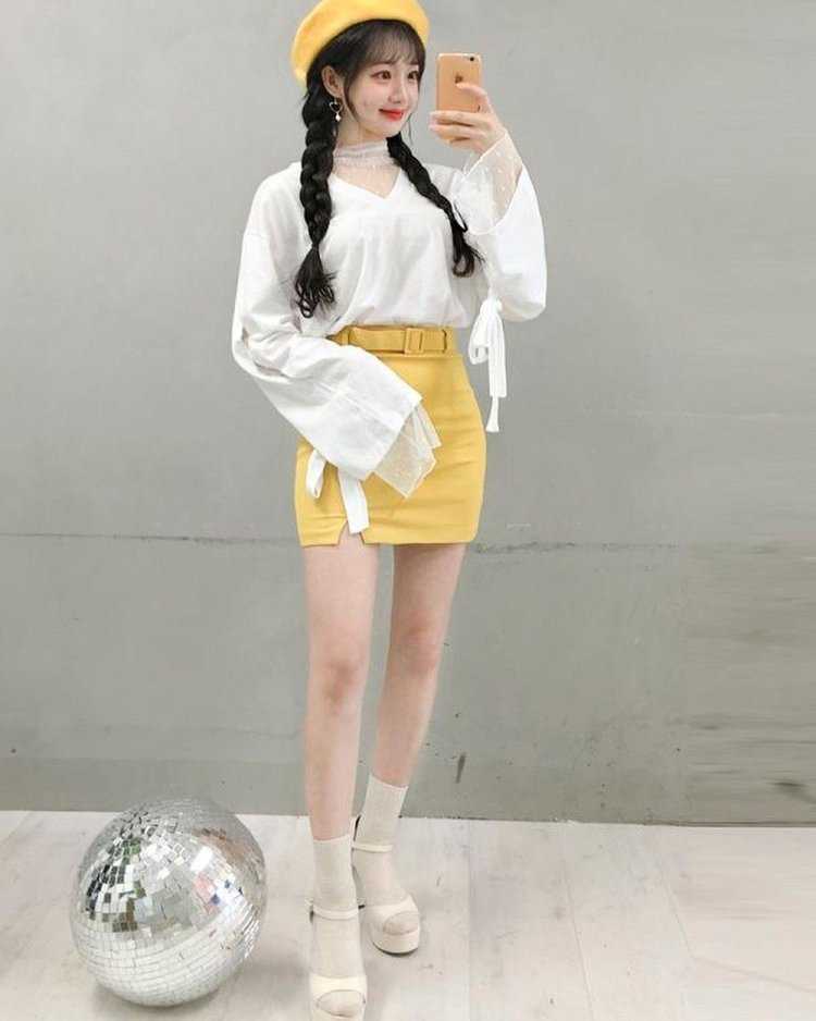 Корейские девушки в желтой одежде