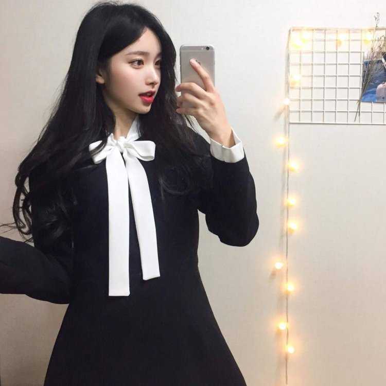 Кореянка с черными волосами в платье