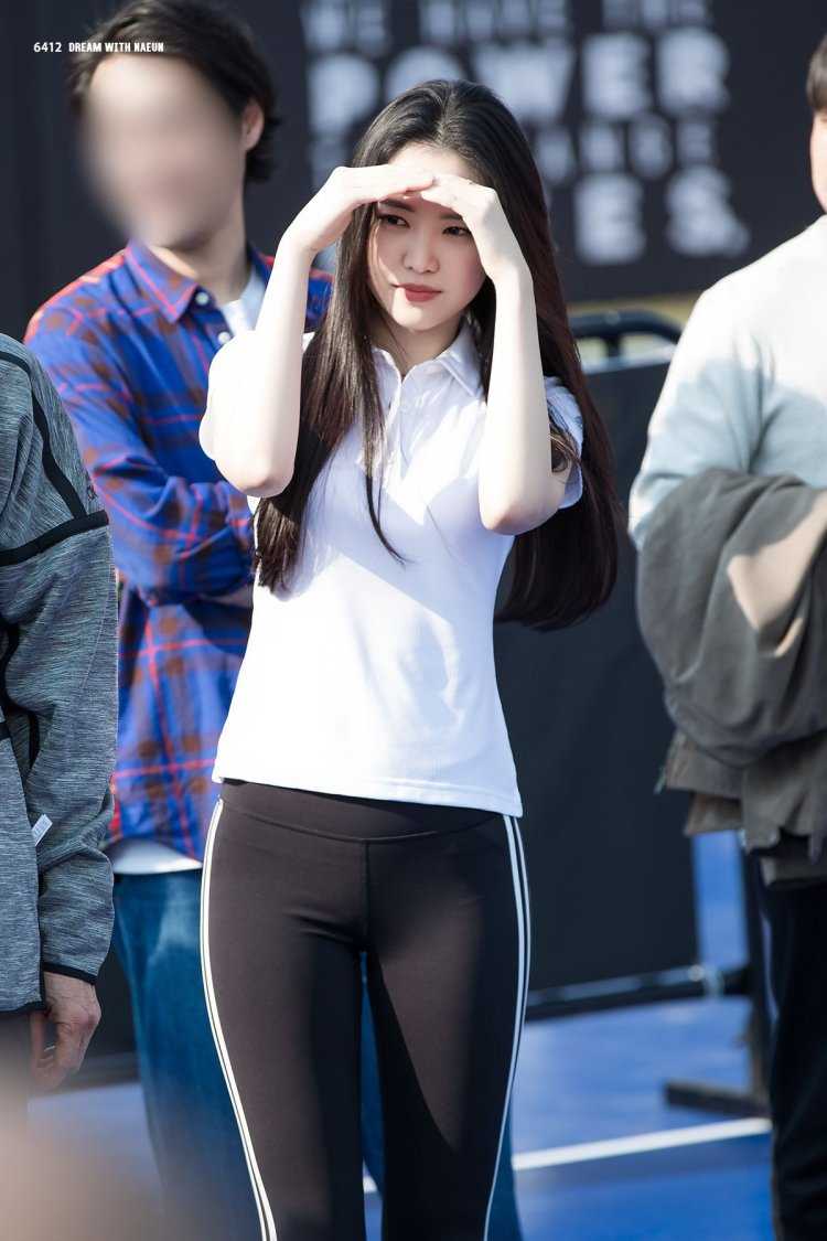 Японские девушки в леггинсах