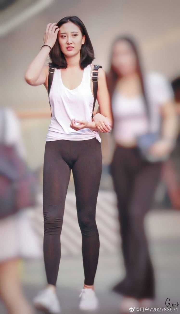 Красивые корейские девушки в леггинсах
