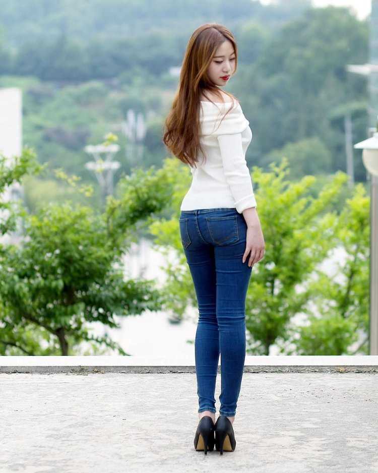 Азиатская девушка из тик тока в леггинсах