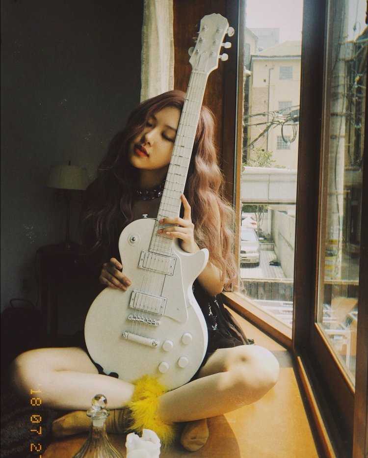 Розэ BLACKPINK С гитарой