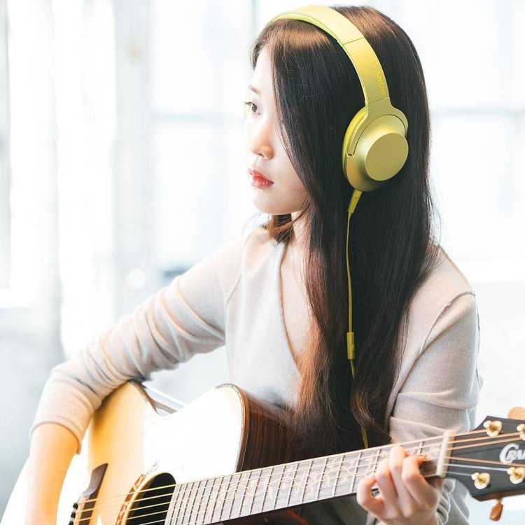 IU С гитарой