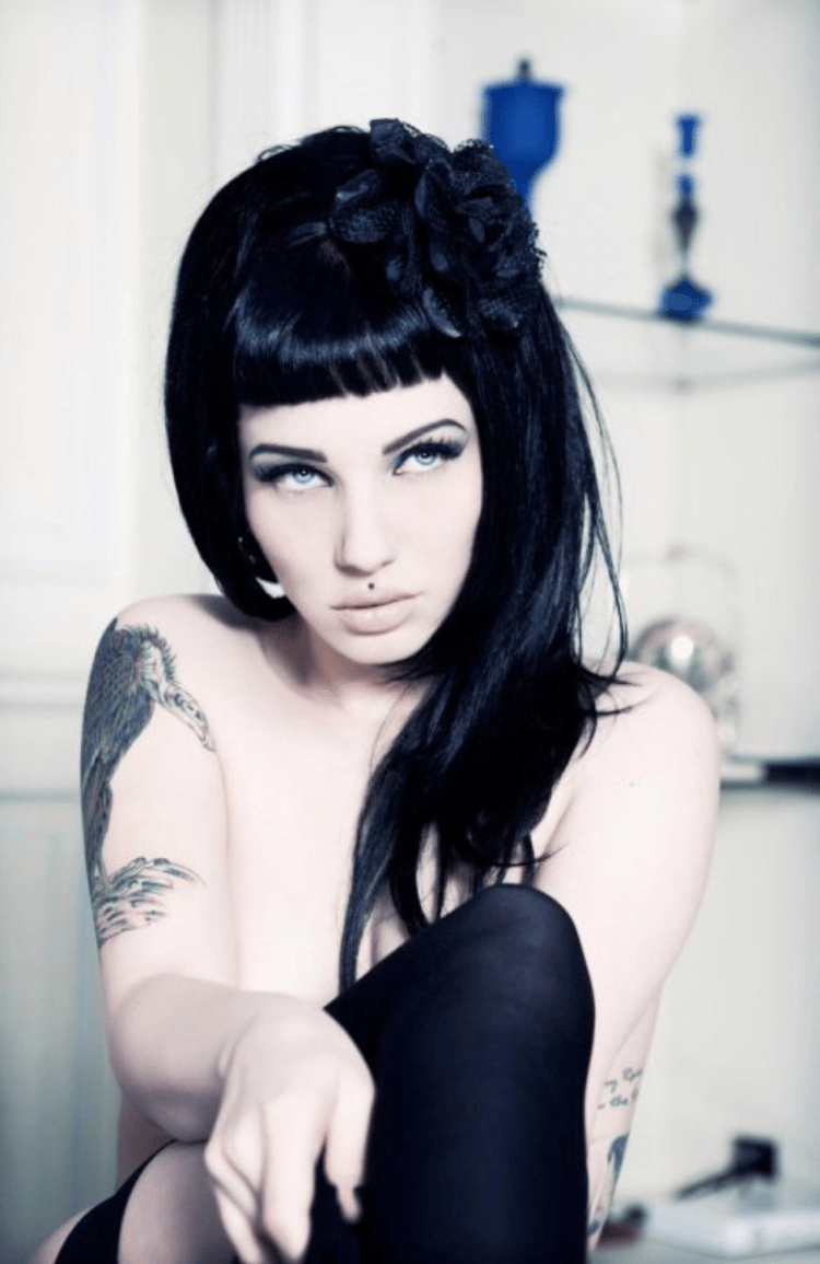 Иссиня черные волосы с челкой