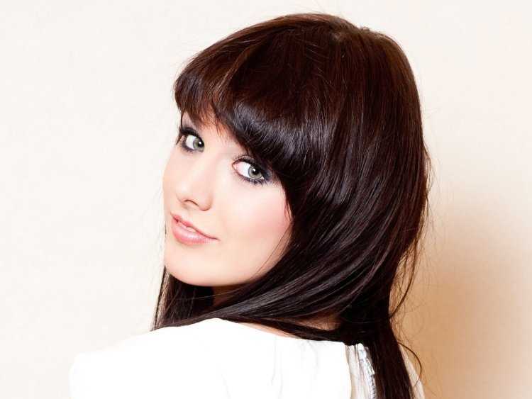 Ева Фарна с длинными волосами