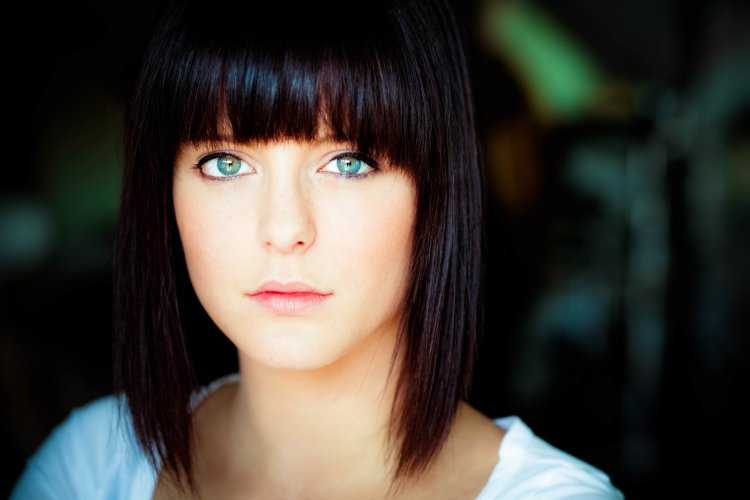 Девушка у елки