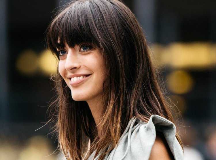 Актриса брюнетка с прической под Каскад