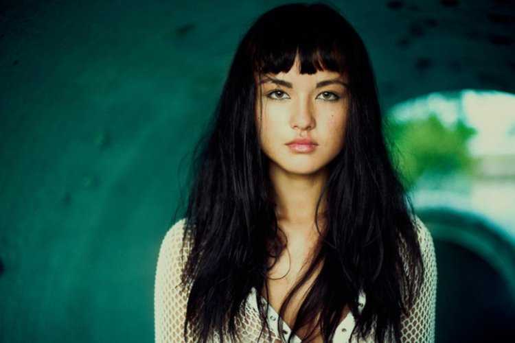 Жгучие брюнетки с зелеными глазами