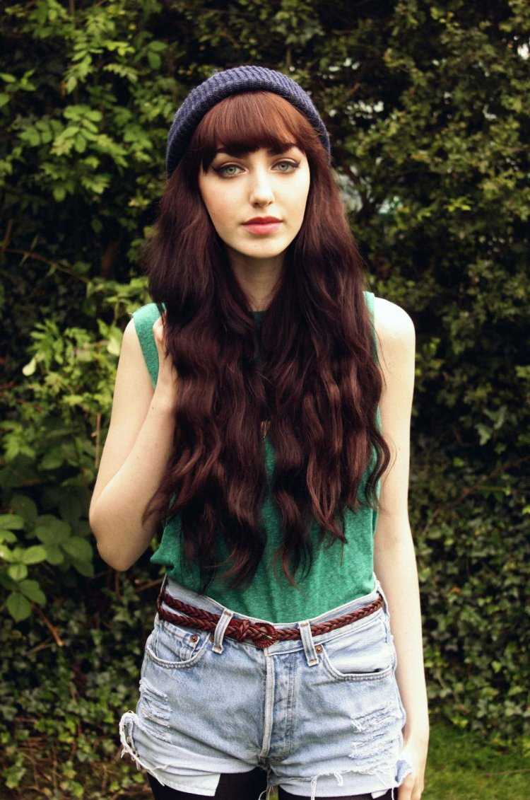 Каштановые волосы с челкой