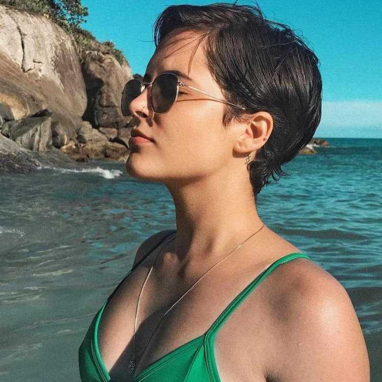 Женщины с короткой стрижкой в купальнике