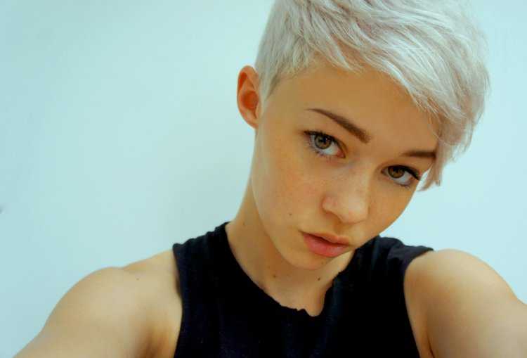 Певица с белыми волосами и короткой стрижкой