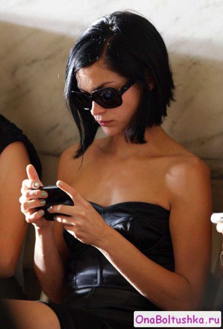 Брюнетка с каре