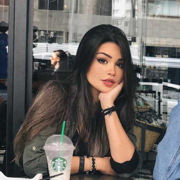 Брюнетка Аманда selfie