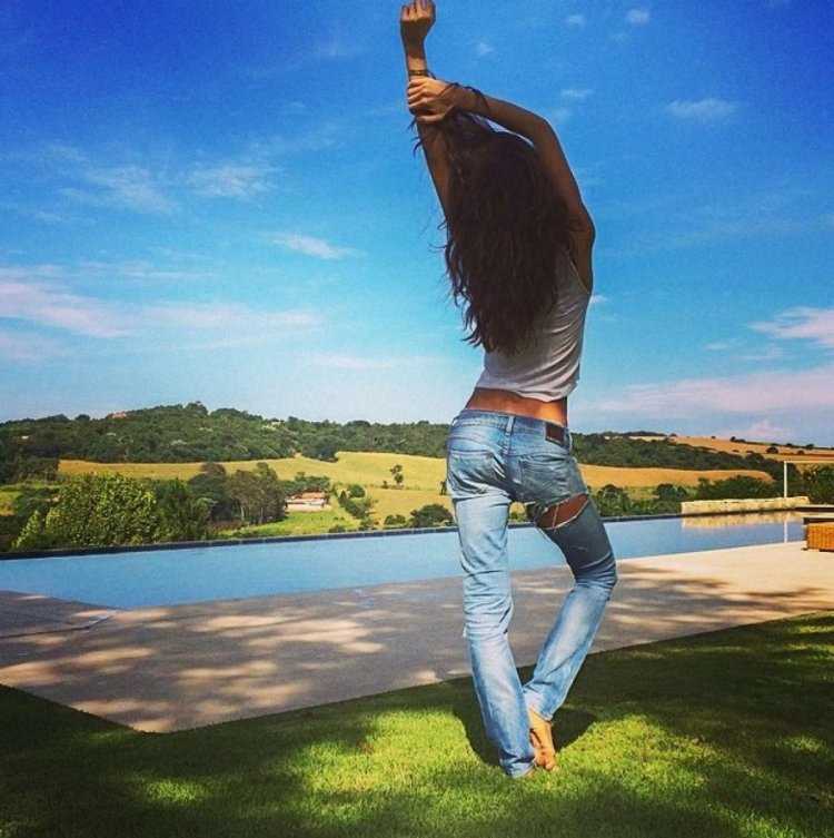 Девушка в джинсах со спины